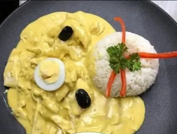 Ají de gallina con arroz, huevo y aceituna
