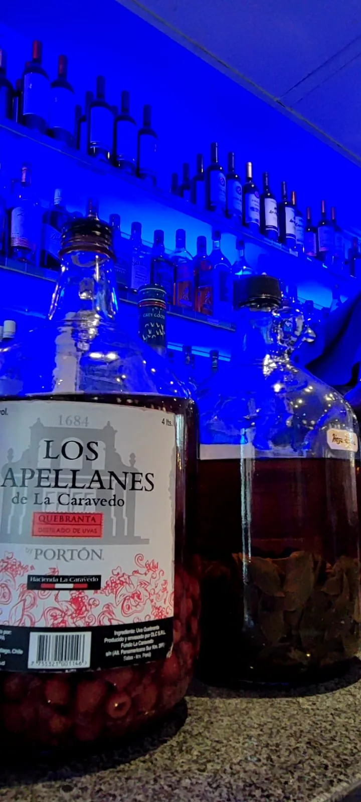 Barra de Moray con botellas de pisco
