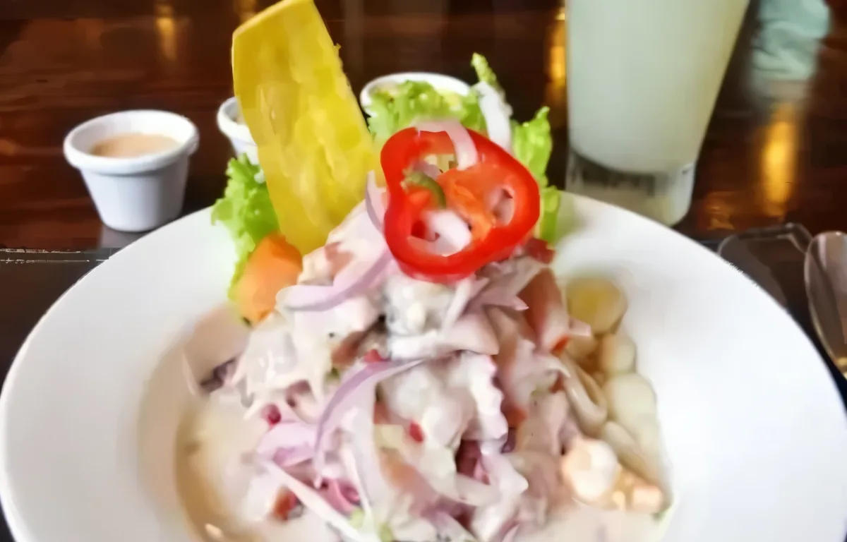 Ceviche mixto servido en Moray, con choclo, camote y cancha