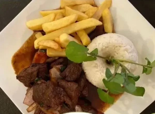 Lomo saltado con papas fritas y arroz