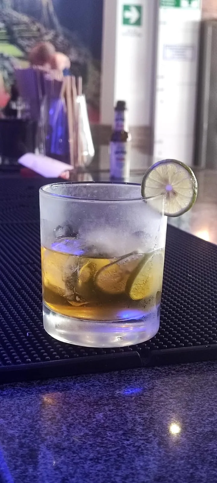 Trago helado servido en la barra de Moray